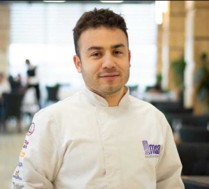 Şef Turan Çölgeçen restoran salonunda